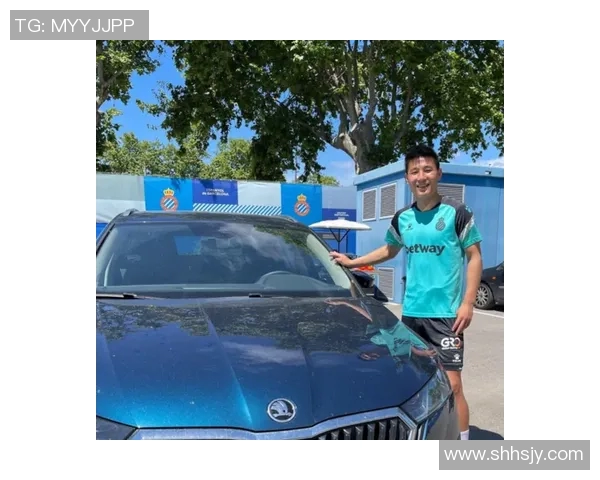 足球巨星现身潮流鞋店引粉丝围观体验购物日常瞬间